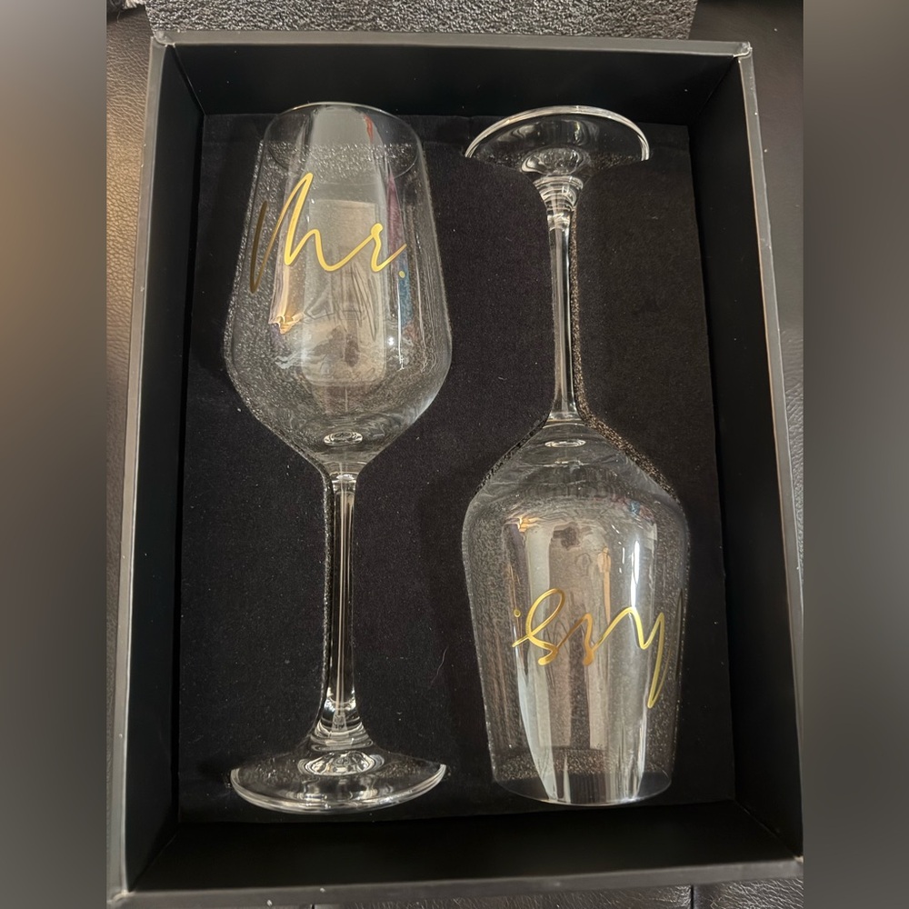 Mr. & Mrs. Wine Glass Set - NEW